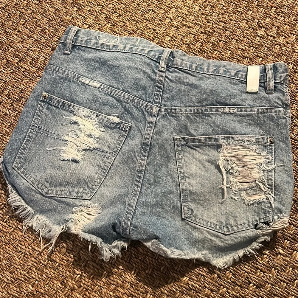 Surrounded by Ghosts Streetwear Light Wash Distressed Denim Shorts Size 26
